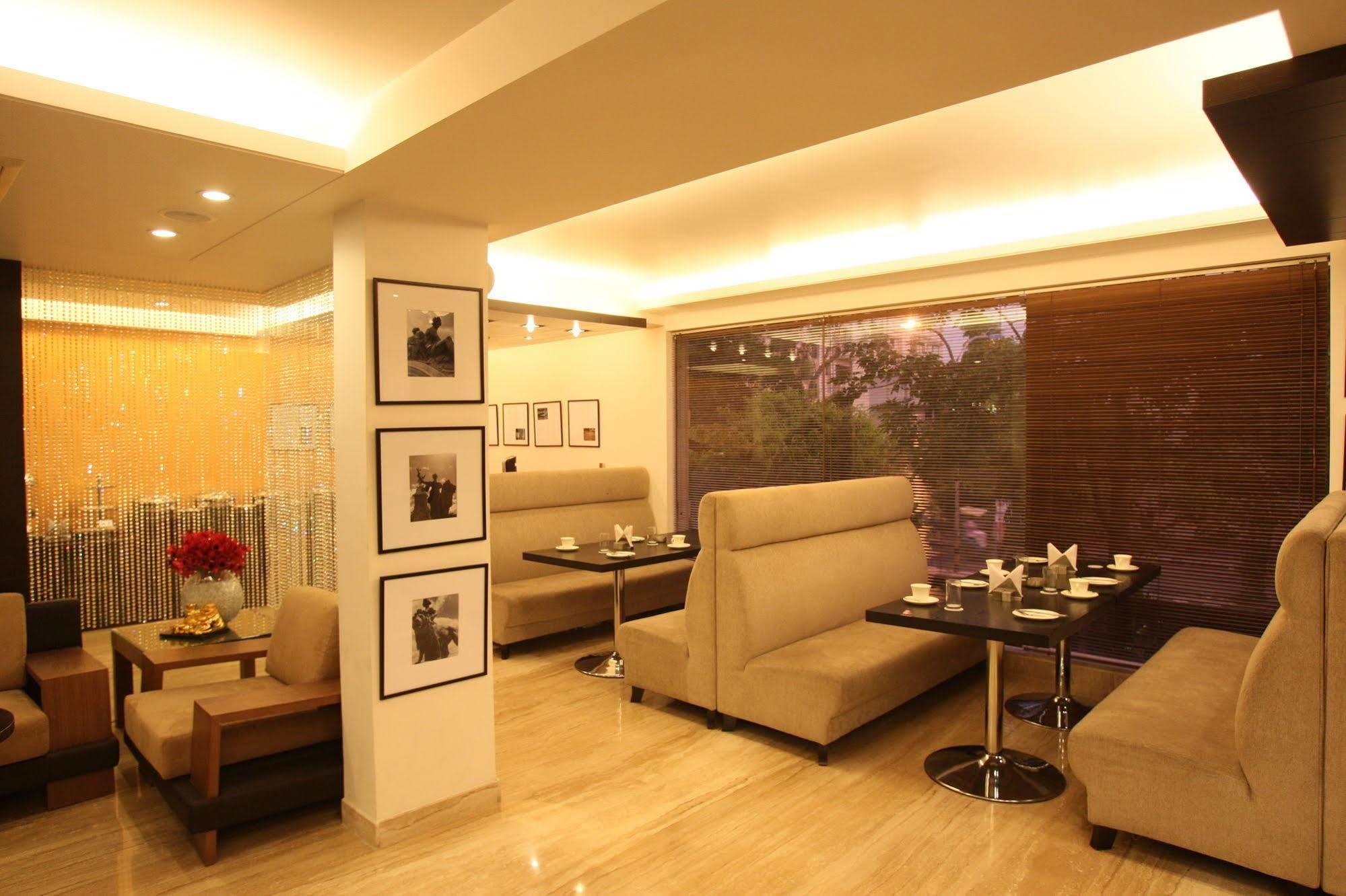 Emblem Hotel New Friends Colony, Neu-Delhi Exterior foto