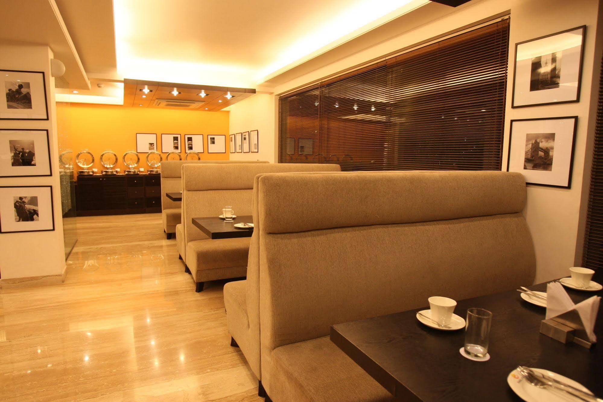 Emblem Hotel New Friends Colony, Neu-Delhi Exterior foto